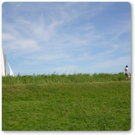 Bootje boven de dijk